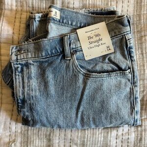 Abercrombie & Fitch '90s Straight Ultra High Rise Jeans - Light Blue